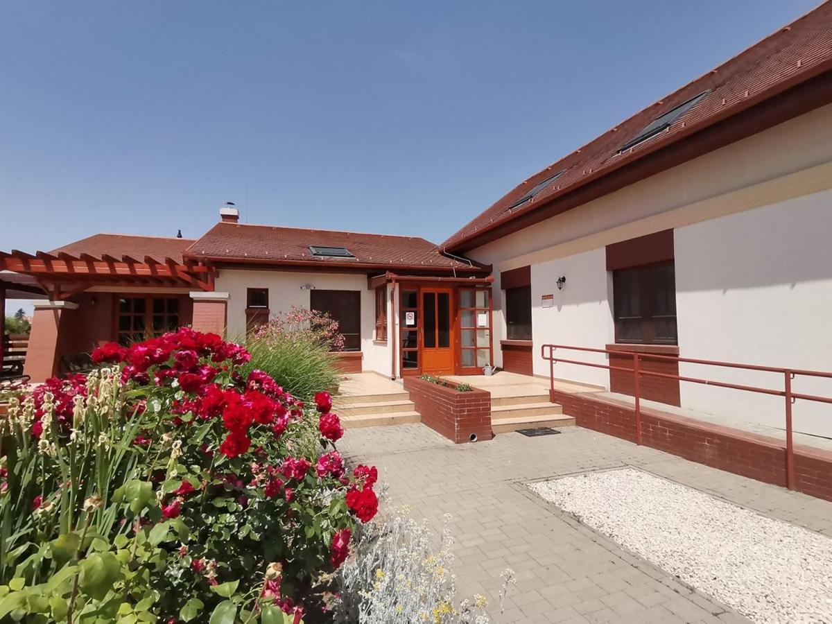 Bed and Breakfast Kamilla Panzió és Rendezvényház à Balmazújváros Extérieur photo