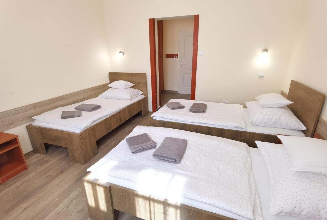 Bed and Breakfast Kamilla Panzió és Rendezvényház à Balmazújváros Extérieur photo