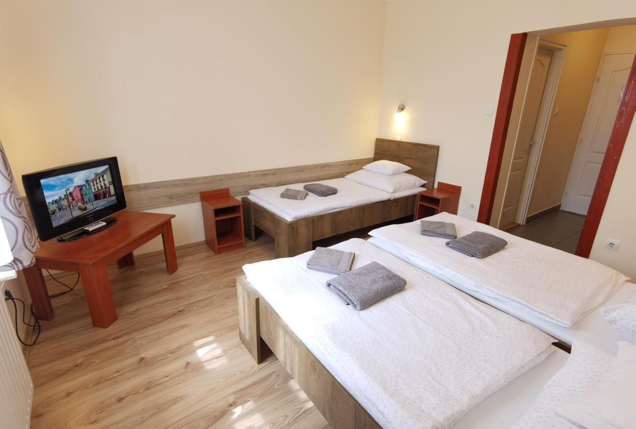 Bed and Breakfast Kamilla Panzió és Rendezvényház à Balmazújváros Extérieur photo