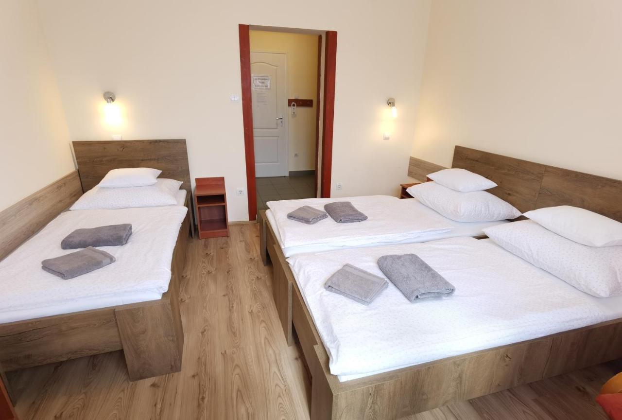 Bed and Breakfast Kamilla Panzió és Rendezvényház à Balmazújváros Extérieur photo