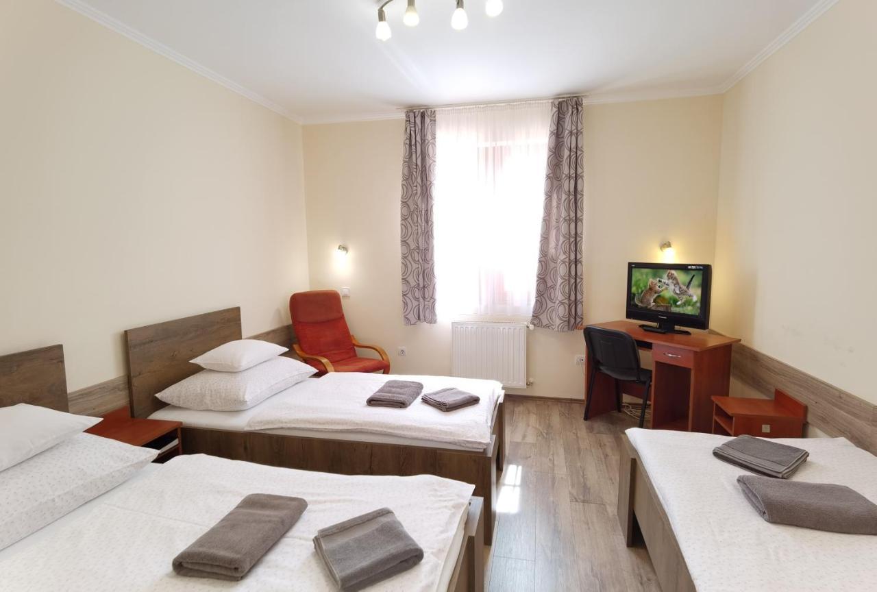 Bed and Breakfast Kamilla Panzió és Rendezvényház à Balmazújváros Extérieur photo