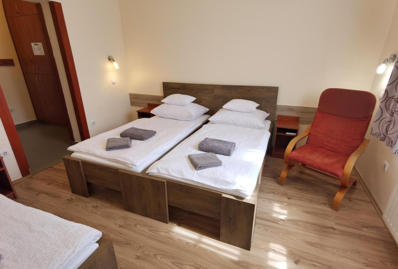 Bed and Breakfast Kamilla Panzió és Rendezvényház à Balmazújváros Extérieur photo