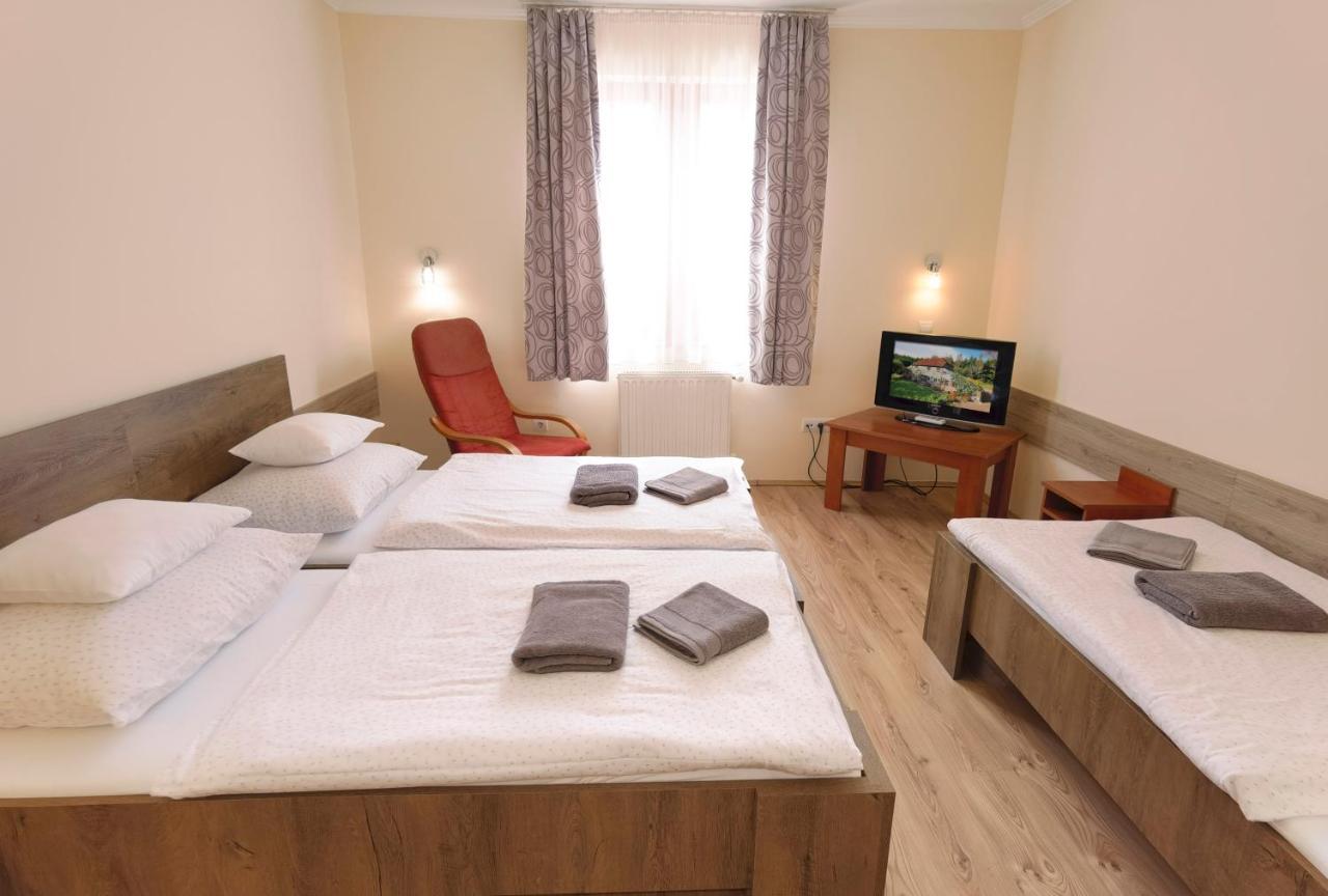 Bed and Breakfast Kamilla Panzió és Rendezvényház à Balmazújváros Extérieur photo