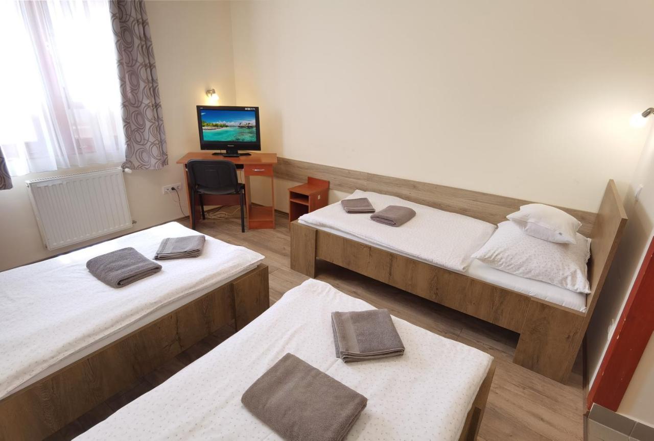 Bed and Breakfast Kamilla Panzió és Rendezvényház à Balmazújváros Extérieur photo