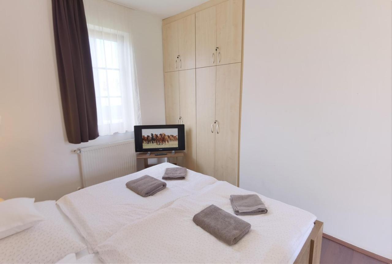 Bed and Breakfast Kamilla Panzió és Rendezvényház à Balmazújváros Extérieur photo